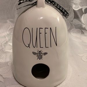 Rae Dunn Queen Beehive shaped birdhouse ivory by magenta excellent condition